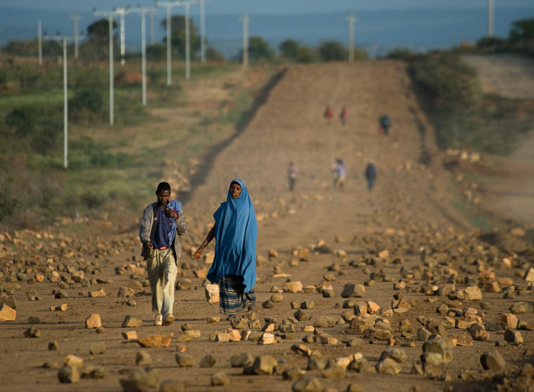 La pietrosa strada che conduce alla città di Neghelli, dove ogni lunedì si tiene un importante mercato agricolo regionale